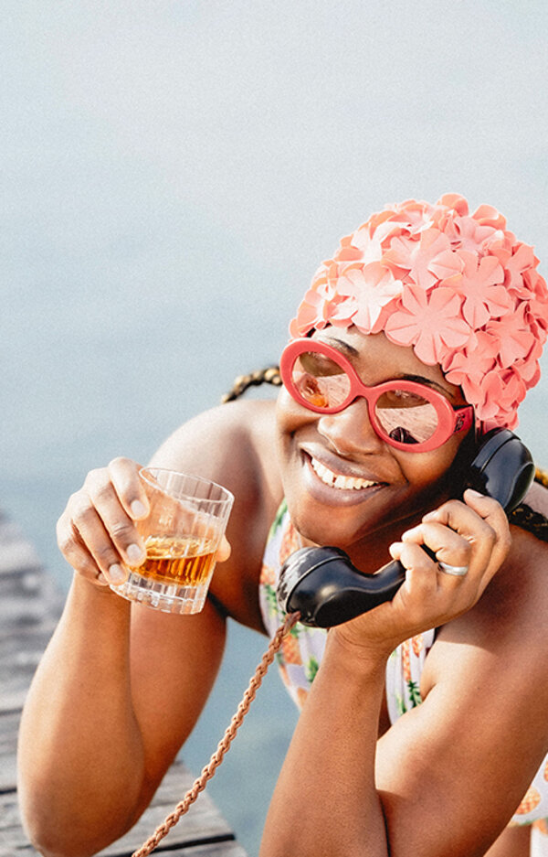 Dame am See mit Telefon